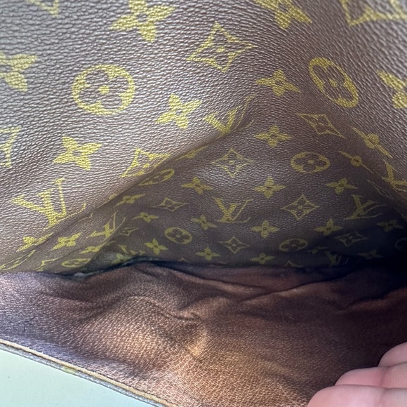 Vintage authentic Louis Vuitton Crossbody Bag. - Picture 9 of 10